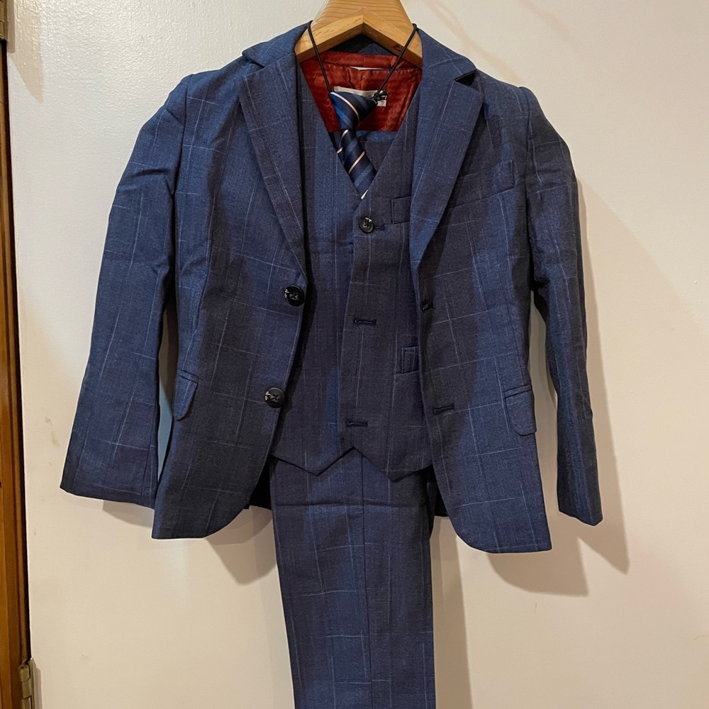 Little Boys full 3 piece suit with tie and bow tie size 7
Yuan Lu suit